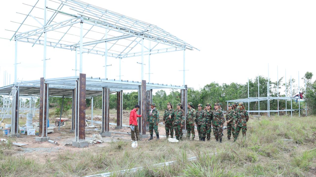 ឧត្តមសេនីយ៍ទោ សោម ស៊ុន តំណាងឯកឧត្តម នួន ផារ័ត្ន អភិបាលខេត្ត ប្រធានសមាគមអតីតយុទ្ធជន និងនិវត្តជនកម្ពុជា ខេត្តកំពង់ធំ ត្រួតពិនិត្យការសាងសង់ផ្ទះថ្មីចំនួន ៣៥