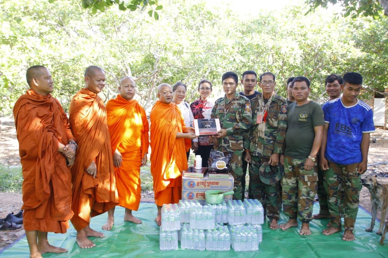 ប្រតិភូមន្ត្រីសង្ឃខេត្តសៀមរាបនិមន្តយកស្បៀងអាហារសម្ភារៈប្រើប្រាស់ប្រគល់ជូនដល់កងទ័ពជួរមុខ