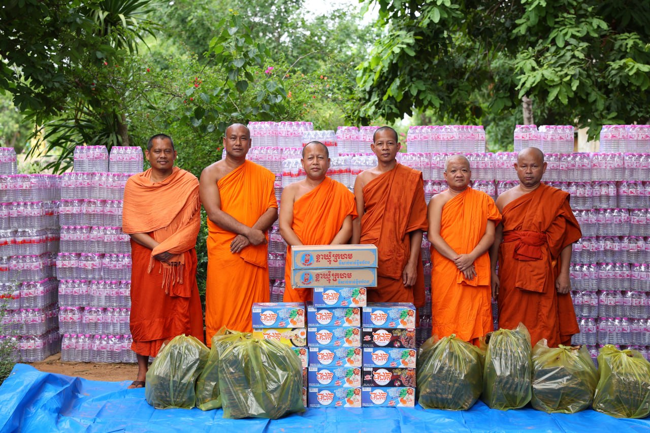 ព្រះទ័យសប្បុរស ព្រះសង្ឃក្រុងសៀមរាប នាំយកគ្រឿងឧបភោគបរិភោគ និងថវិកាទៅឧបត្ថម្ភដល់កងទ័ពការពារព្រំដែន 