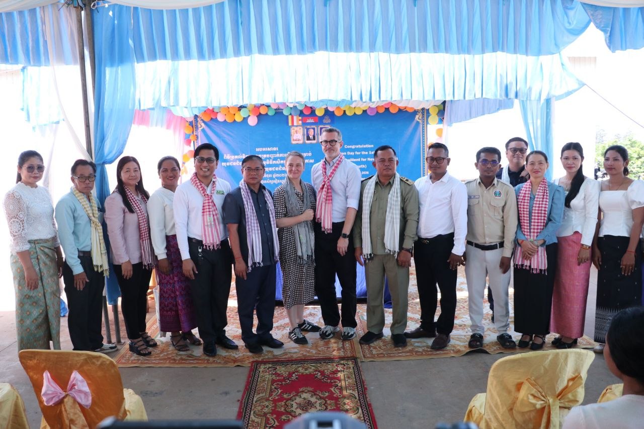 ថ្នាក់ដឹកនាំខេត្តកំពង់ធំ ប្រគល់វិញ្ញាបនប័ត្របញ្ជាក់ការសិក្សា សម្រាប់យុវជនជំនាន់ទី១ នៃកម្មវិធី កសិកម្មធន់នឹងអាកាសធាតុសម្រាប់យុវជនជំនាន់ថ្មី