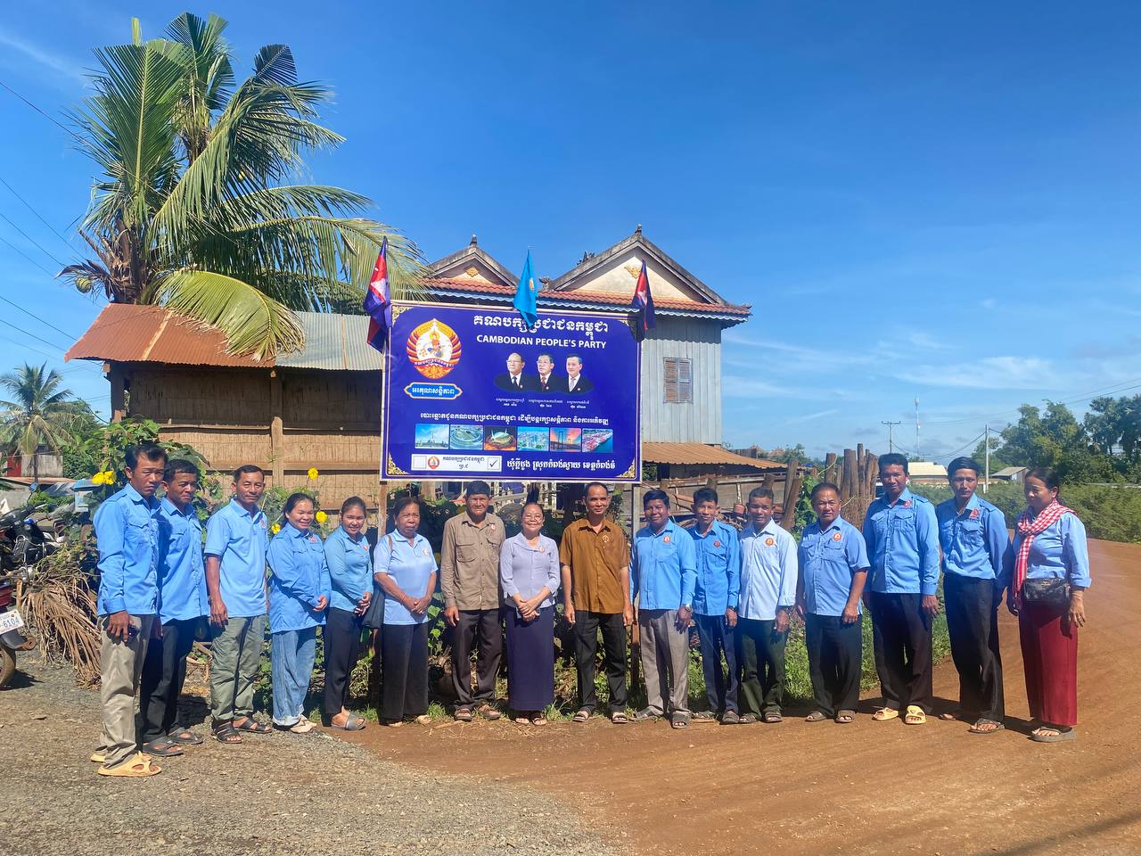 លោកជំទាវ លំ គន្ធារី  ជួបជាមួយអតីតគណបក្សភ្លើងទៀន៨គ្រួសារ ដែលស្ម័គ្រចិត្តមករួមជីវភាពជាមួយគណបក្សប្រជាជន