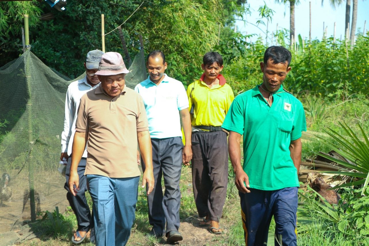 លោក ហាក់ ម៉ុងហួត អភិបាលស្រុកតាំងគោក អញ្ជើញចុះពិនិត្យការដាំដុះត្រសក់នៅឃុំស្រឡៅ ដែលកំពុងផ្តល់ប្រាក់ចំណូលខ្ពស់ជូនកសិករ