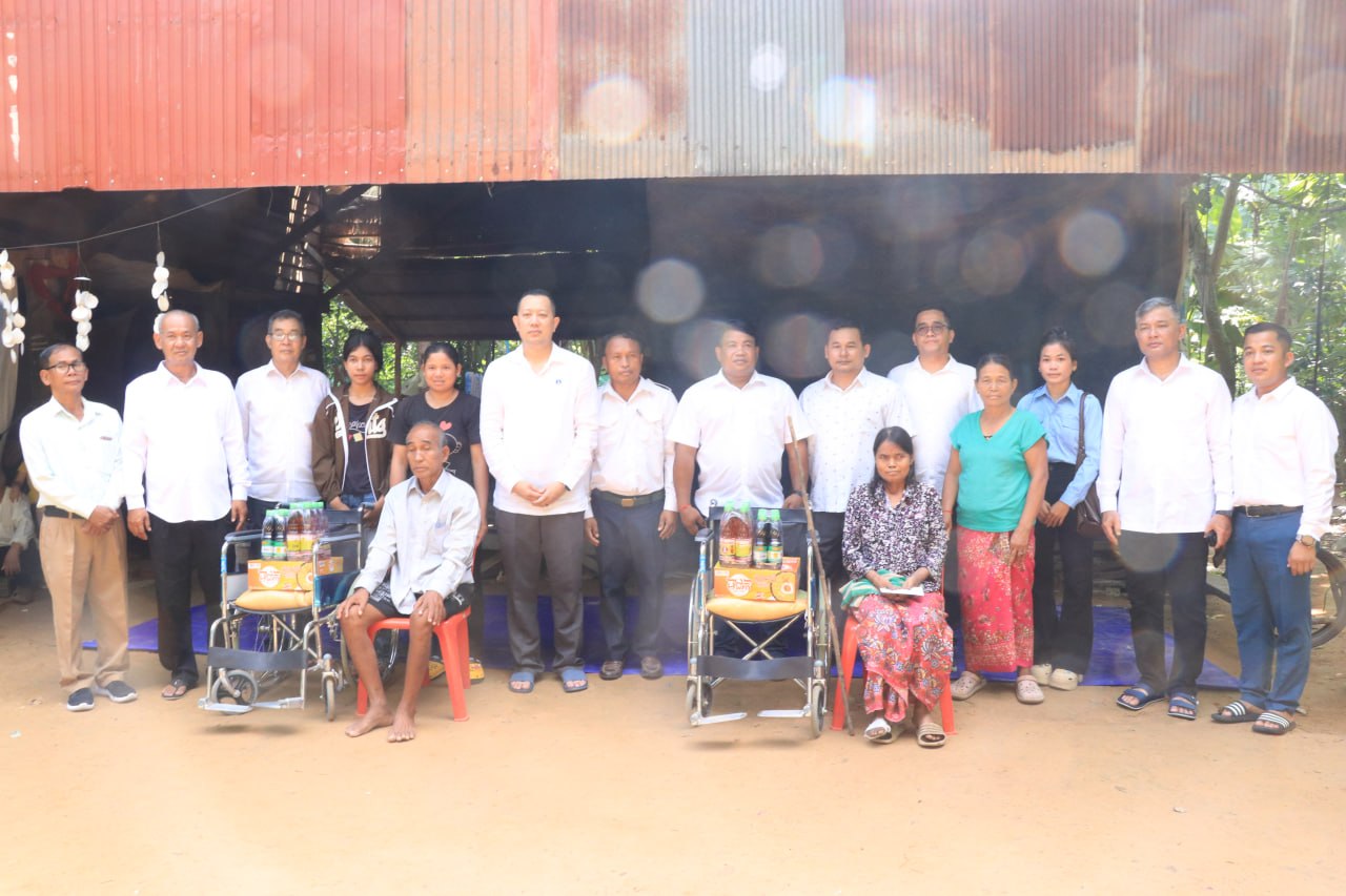 ក្រុមការងាររាជរដ្ឋាភិបាល ចែកអំណោយដល់គ្រួសាររងគ្រោះទឹកជំនន់ និងជនពិការ នៅឃុំលាងដៃ