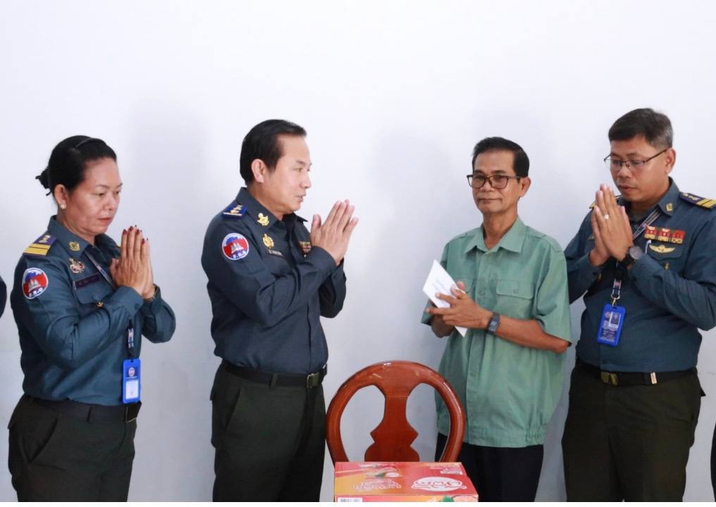 លោកឧត្តមសេនីយ៍ត្រីមេបញ្ជាការកងរាជអាវុធហត្ថខេត្តកំពង់ធំ បានដឹកនាំសហការី អញ្ជើញចុះសួរសុខទុក្ខ នាយទាហានកំពុងសម្រាកព្យាបាលជំងឺនៅគេហដ្ឋានមាន